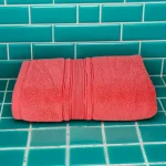 Prosop Pufos de Lux 50×90cm, 100% Bumbac Pieptanat, Zero Twist, 600 g/mp-Coral