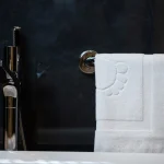 Set 2 Covorase baie 50x70cm bumbac pakistanez 850 gr/mp Greek Border